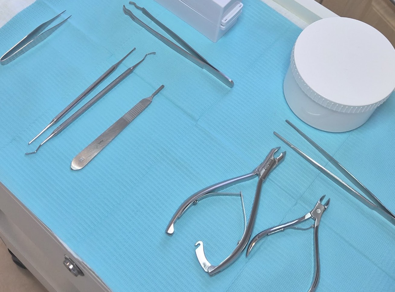Tangen, pincetten en instrumenten op een blauw doek